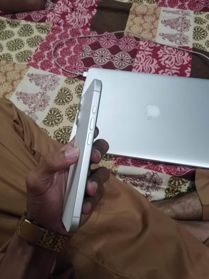 iPhone 16 4