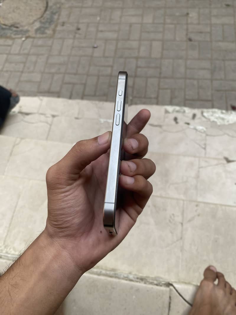 iPhone 15 pro 4