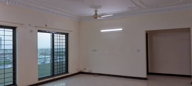 10 MARLA 3 BEDROOM APARTMENT AVAILABLE FOR RENT
