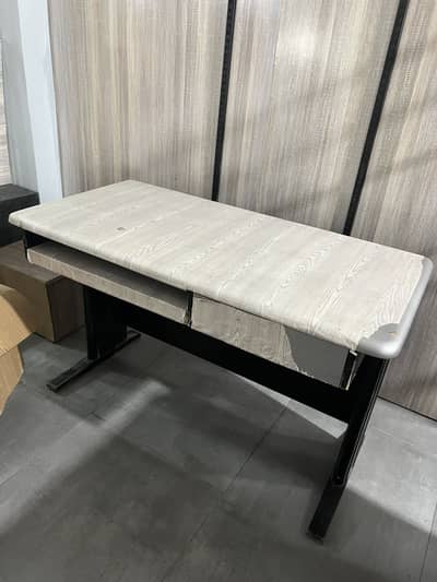Solid Computer Table