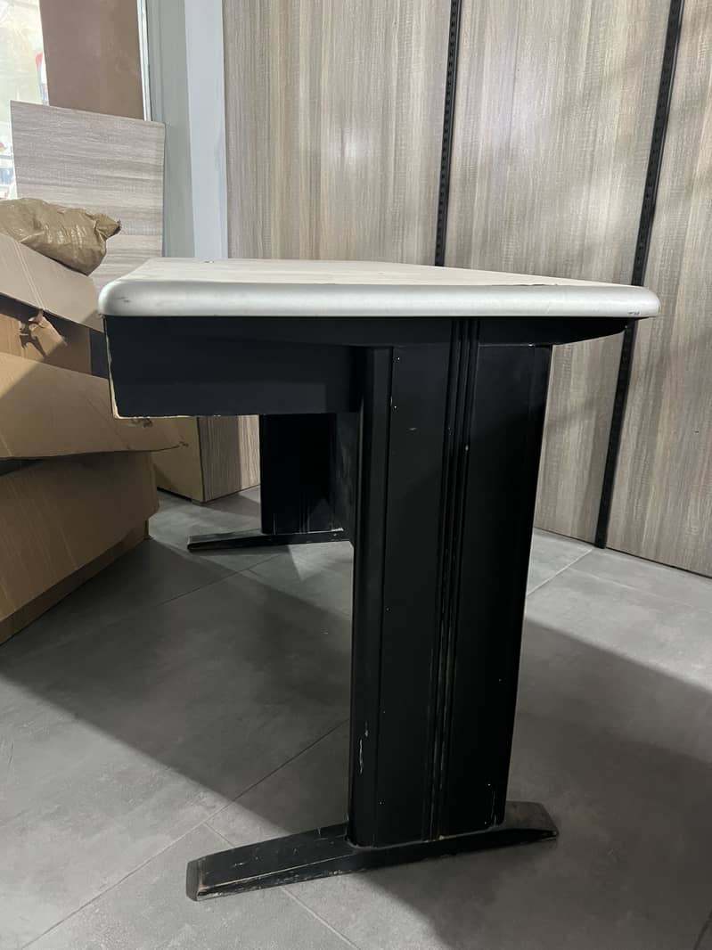Solid Computer Table 1