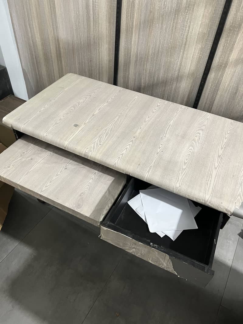 Solid Computer Table 3