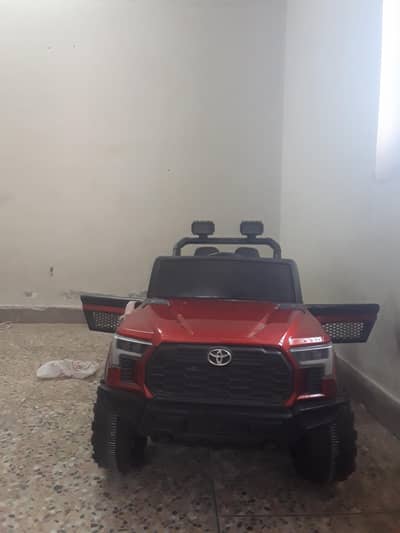 ya kid car remote cantrol bi ha or ya apni chargar ka sat ata ha