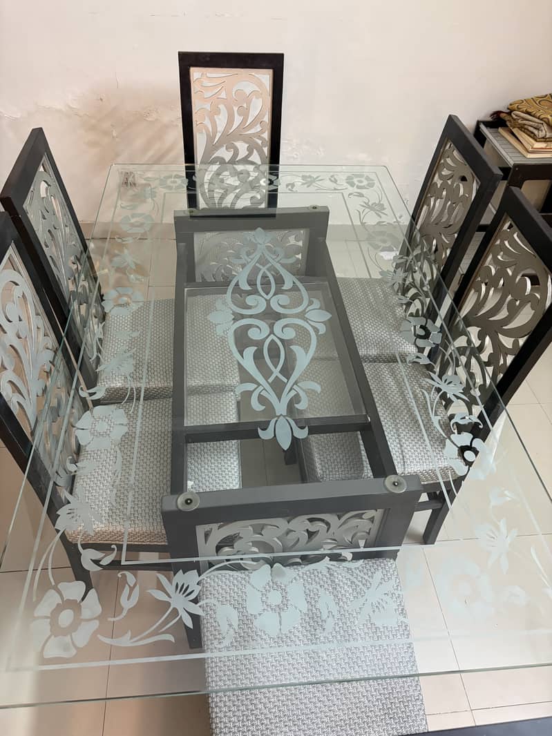 Dining table 0