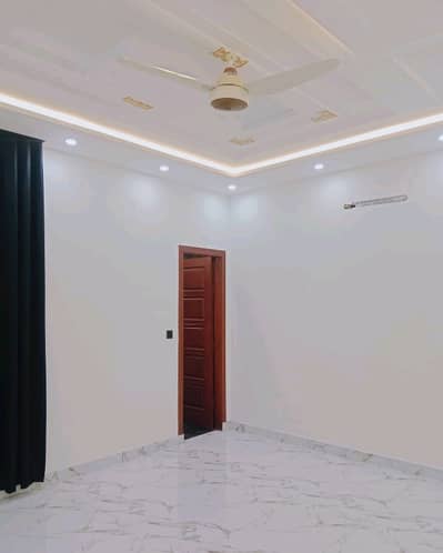 Prime Location 10 Marla House For sale In Gujranwala