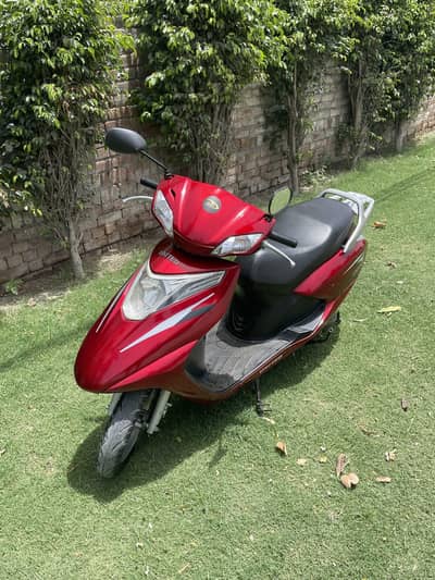United 100 cc petrol scooty