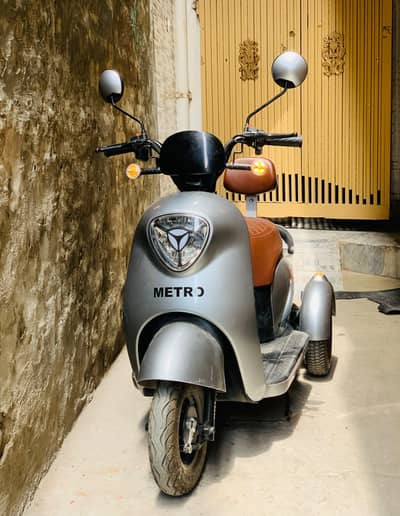 three wheeler metro scooty