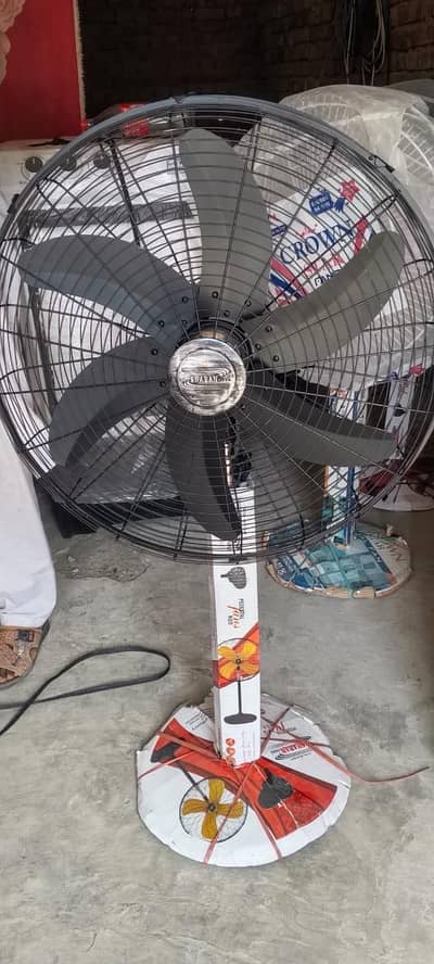 6 blate pedestal fan and 4 blate