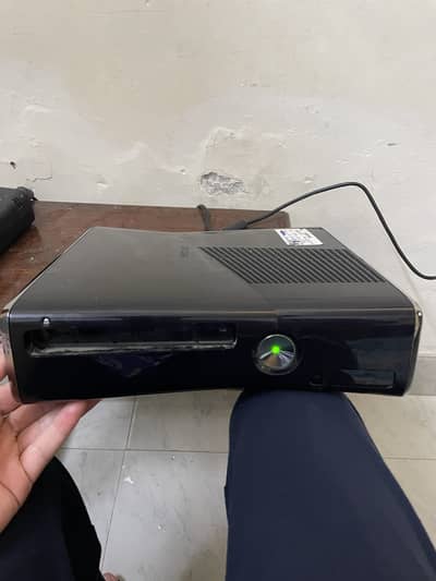 Xbox 360 with accessories (display issue)