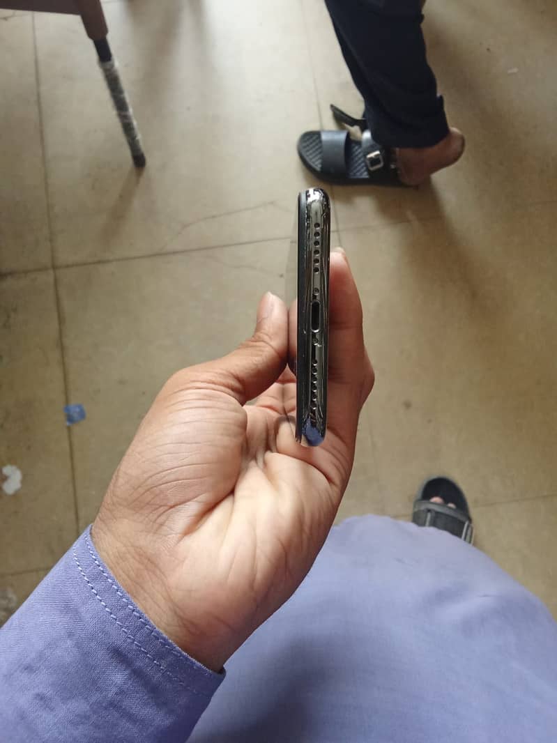 iPhone X 4