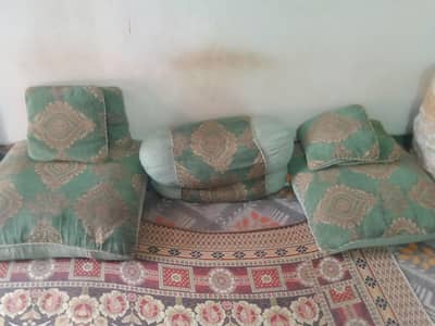 cushions and gow Takkiyan