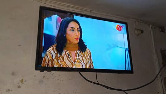 lcd 32 inch Samsung ki he is me 1 line he wo bh 7 months se koy isho n