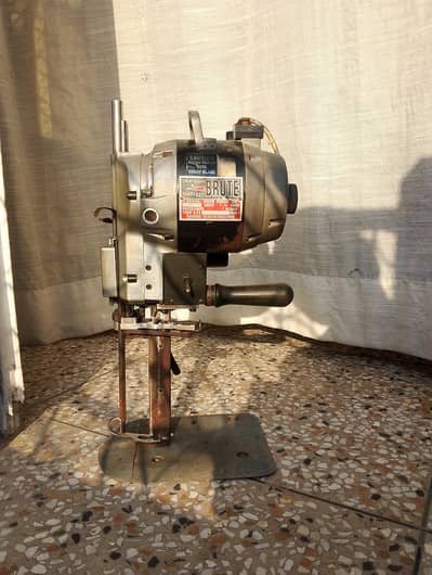 used Eastman Brute 627 fabric cutting machine (220V)-- good condition