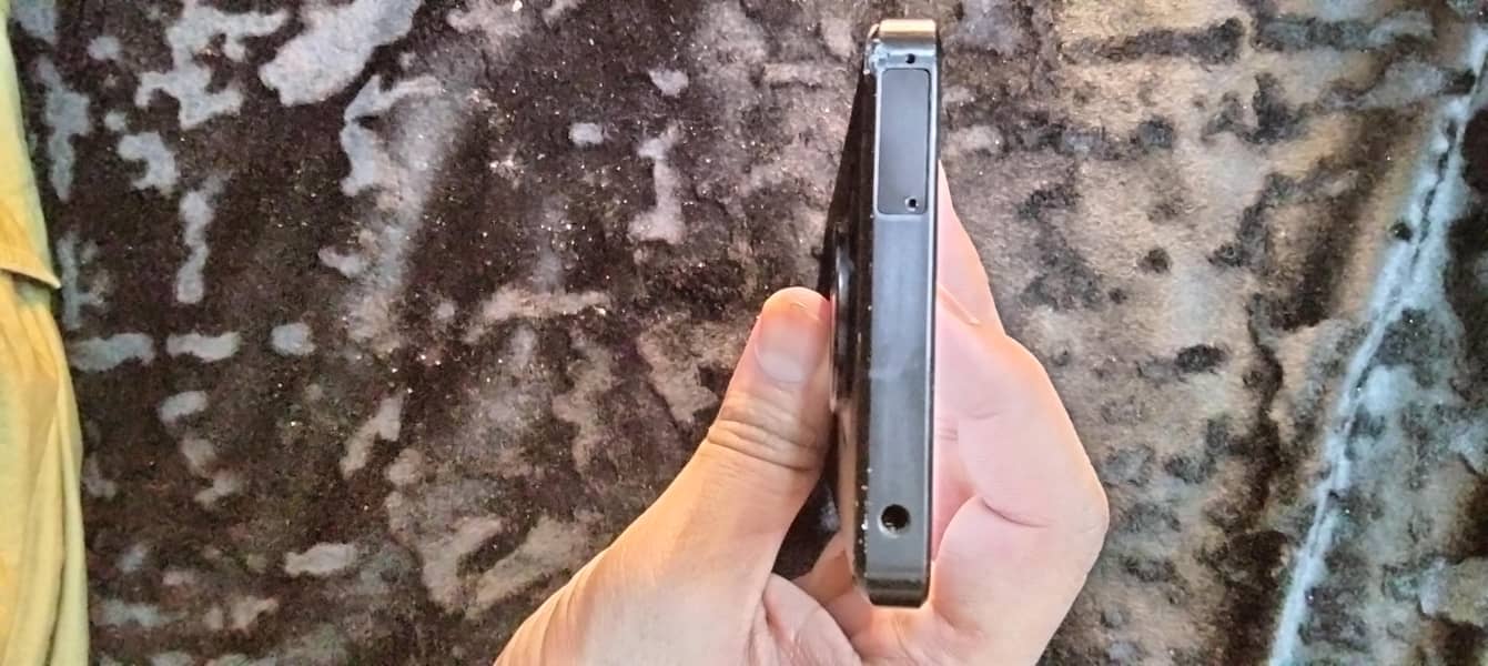 Sharp Aquos R 7 4