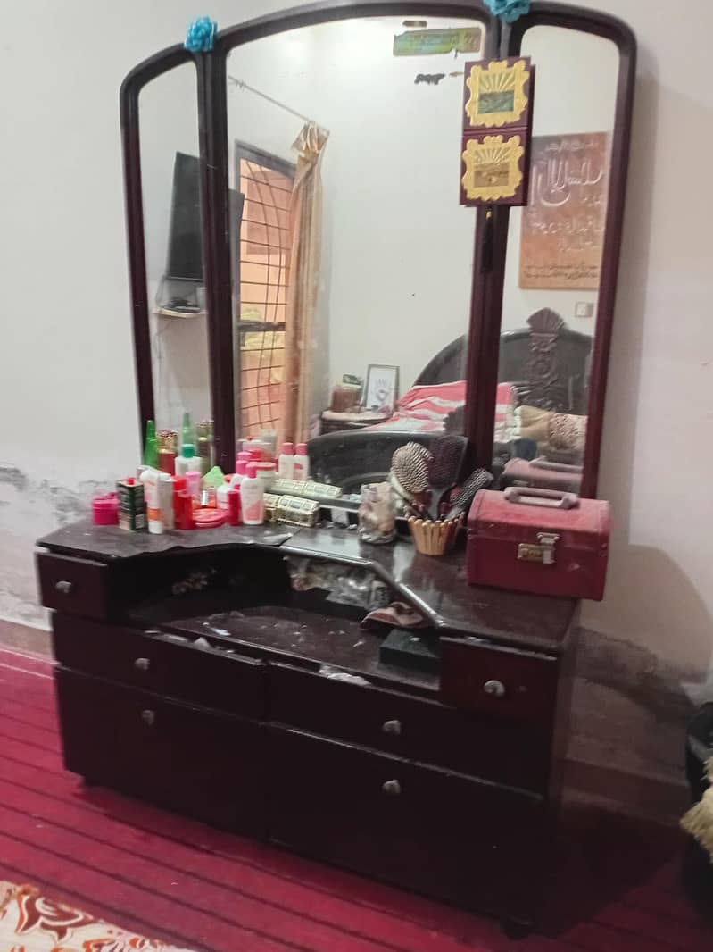 سولڑ لکر ی کا بنا ھوا ھے 3