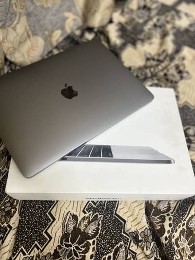 Apple MacBook pro 2016 with original box