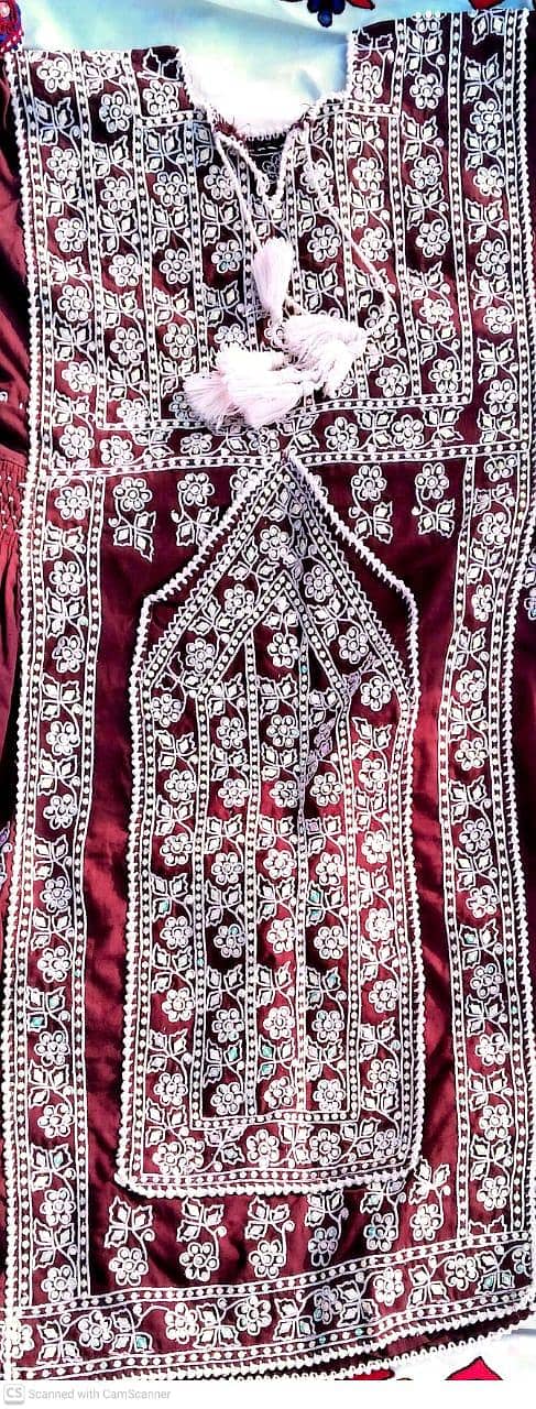 لیڈیز ہاتھ کی کڑھائی کے خوبصورت بلوچی اور سندھی سوٹ 4