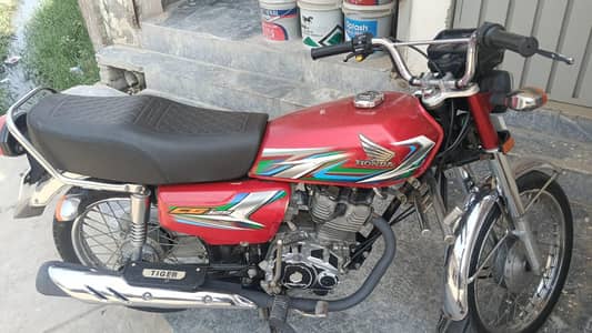 Honda CG 125 2023 in excellent condition. first owner original decomen