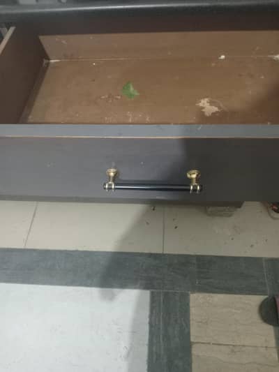 office table khud banwai thi pure wood sy tear hoi h.