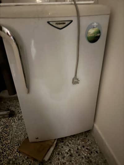 Room refrigerator