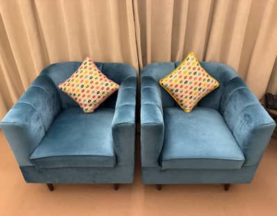 selling me 6 seater sofa velvet cover mint condition like new
