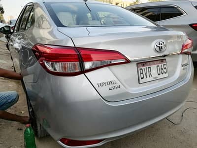 Toyota Yaris 2022 silver Ativ CVT-i