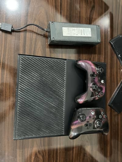 Xbox one with 2 Controllers