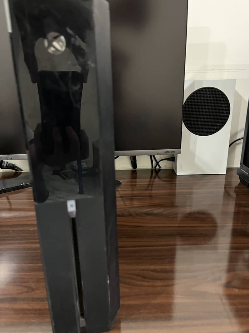 Xbox one with 2 Controllers 1