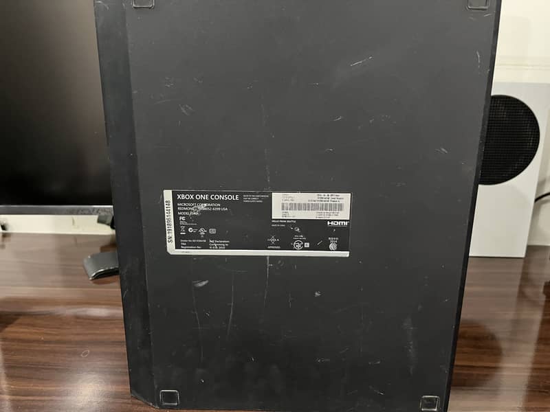 Xbox one with 2 Controllers 2