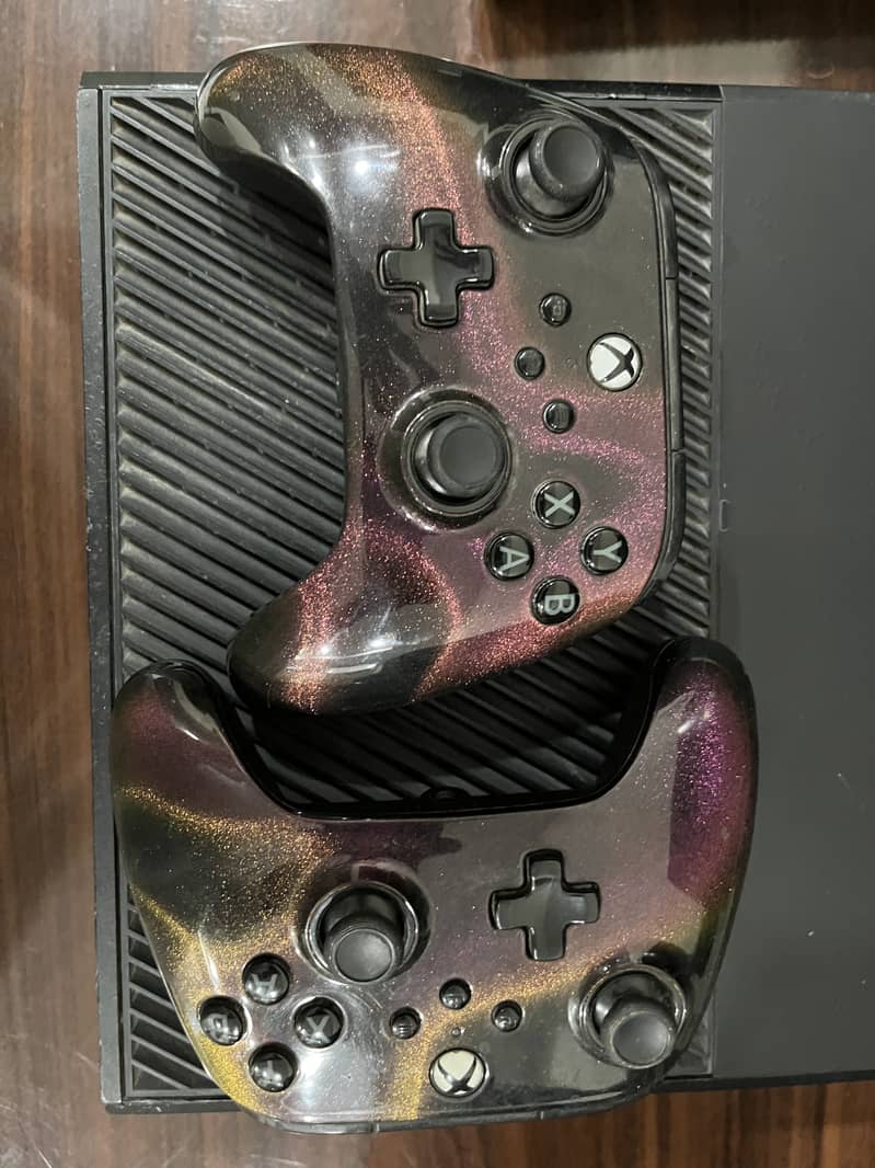 Xbox one with 2 Controllers 6
