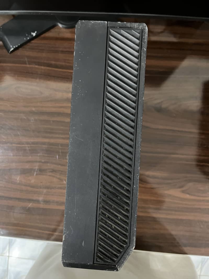 Xbox one with 2 Controllers 7
