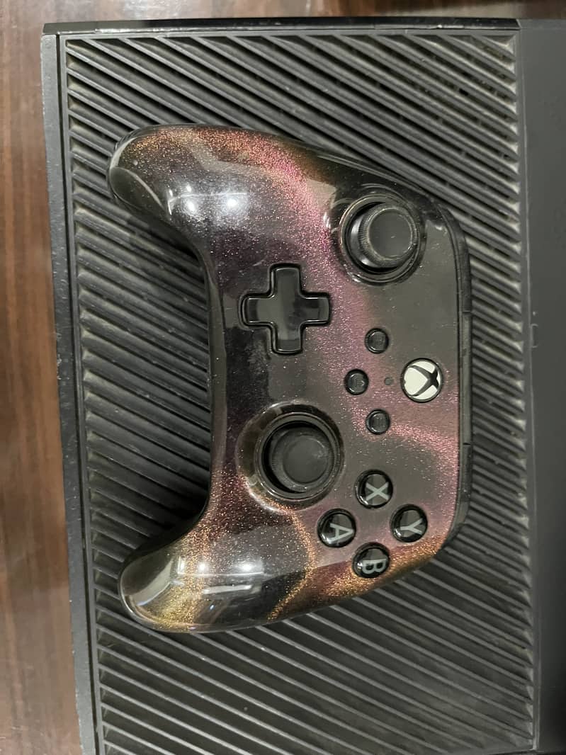 Xbox one with 2 Controllers 8