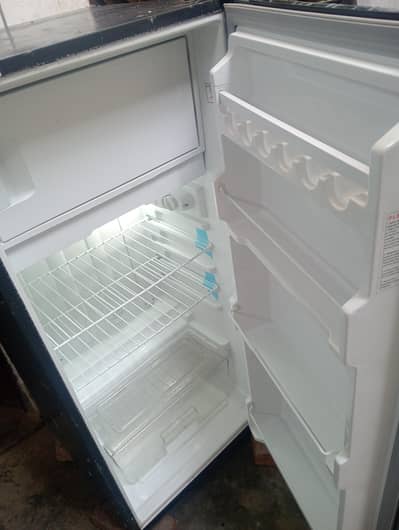 downlac frige for sale just one month used boht achi Colling krti ha