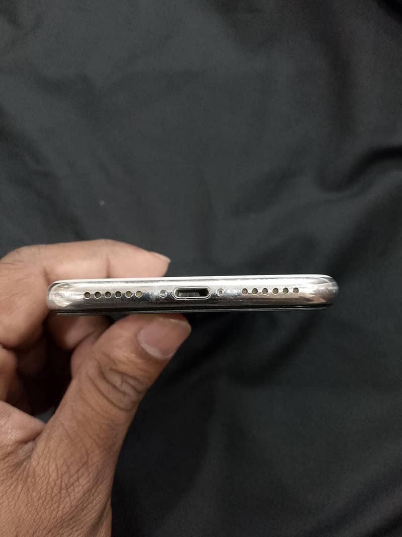 Apple iPhone X 4