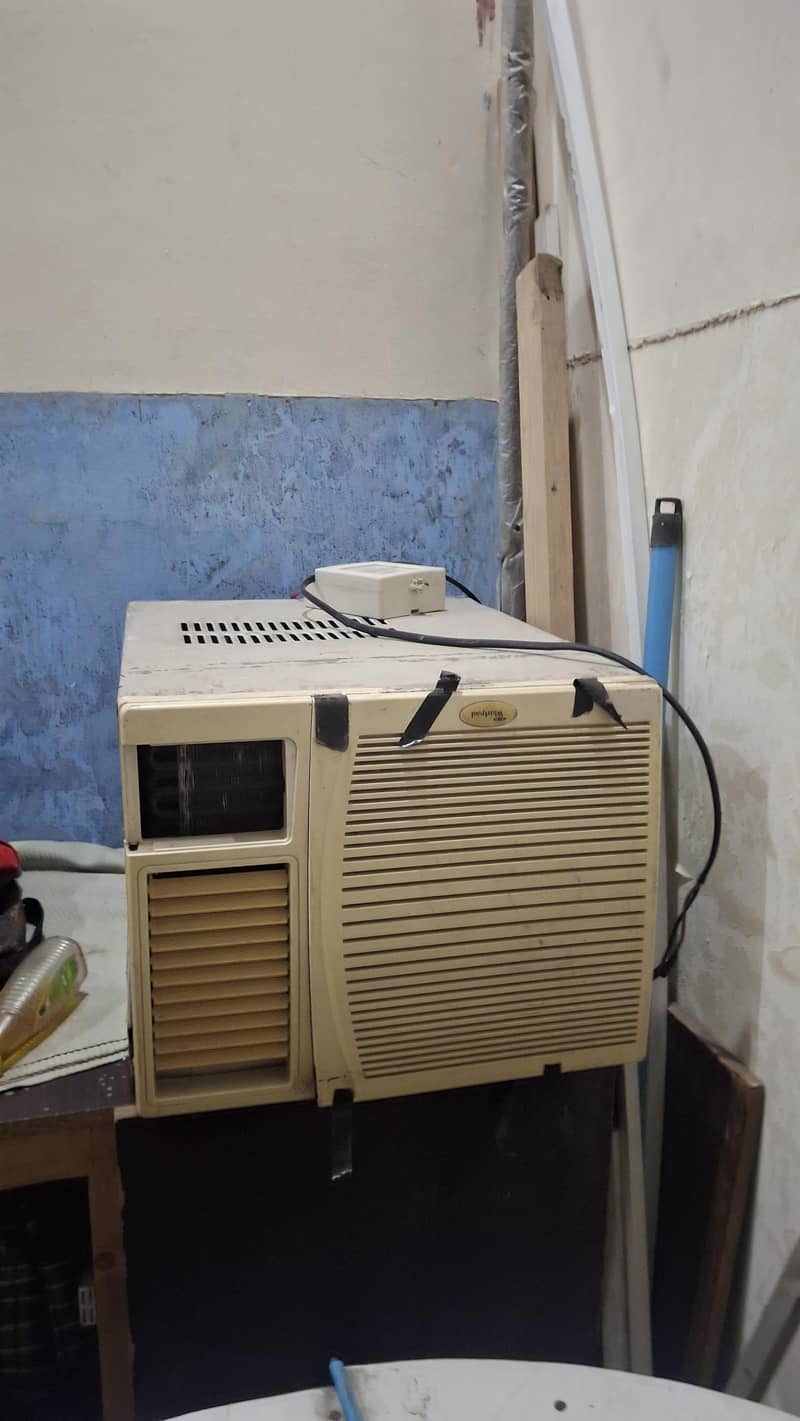 window AC 0