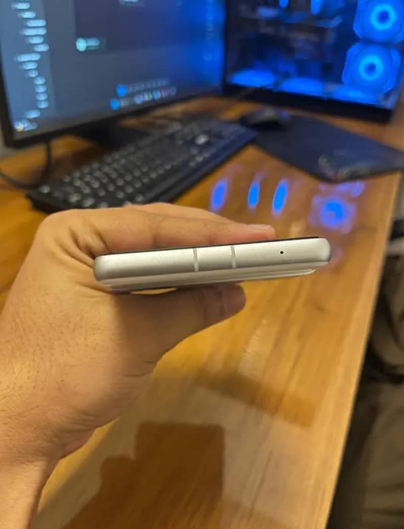 Google Pixel 7a 2