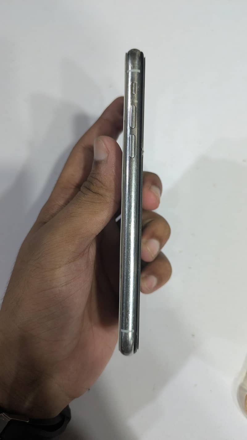 Apple iPhone X 4