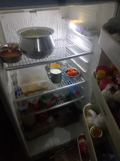 I am sealing Dawlance frige good condition.