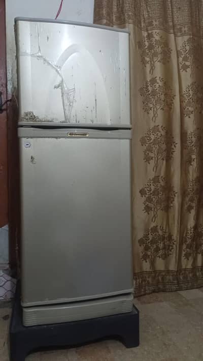 Dawlance fridge medium size