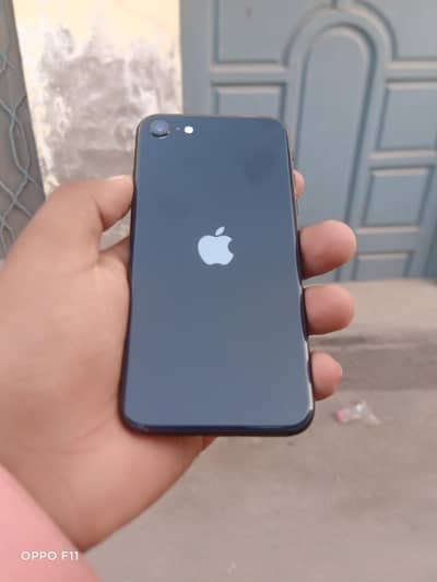 se3 64 GB waterpacth new condition 100 battery