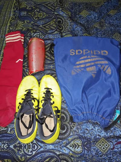 adidas boot. 9 number. condition 10 by 9. two socks 2 safety chain.