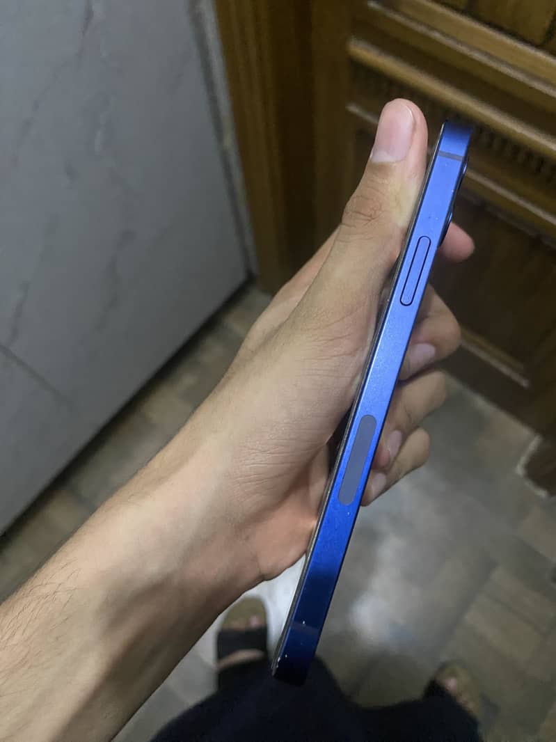 Apple iPhone 12 4