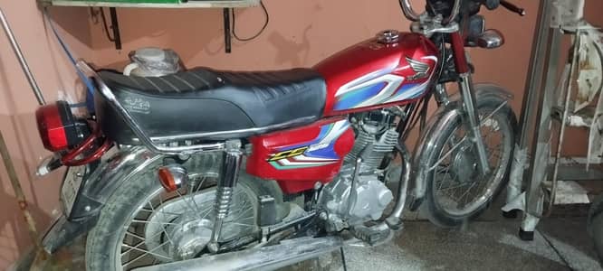 Honda 125 red colour