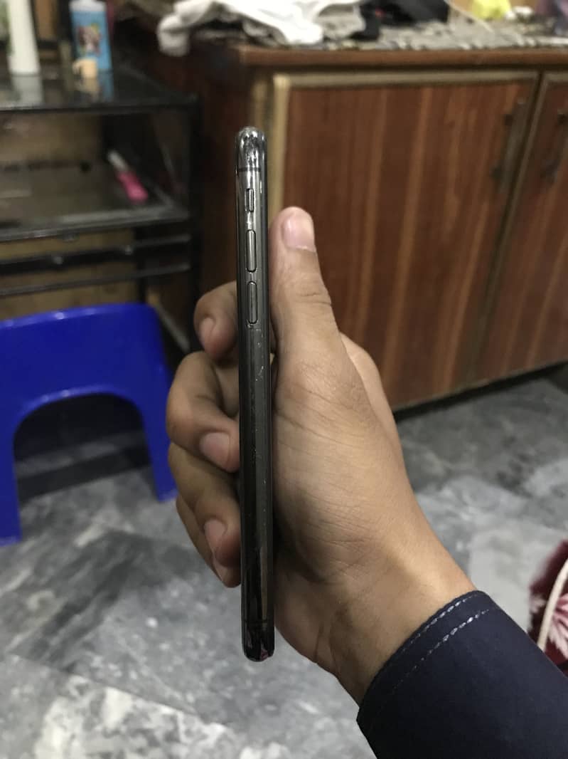 Apple iPhone X 4