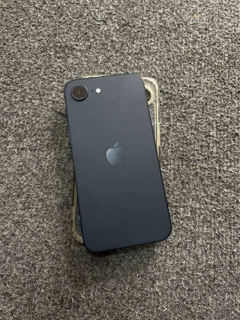 Apple iPhone 16e 0