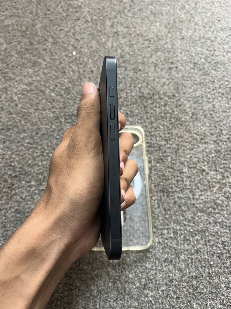 Apple iPhone 16e 3