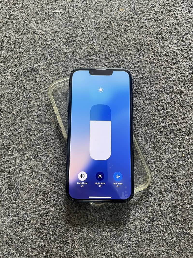 Apple iPhone 16e 4