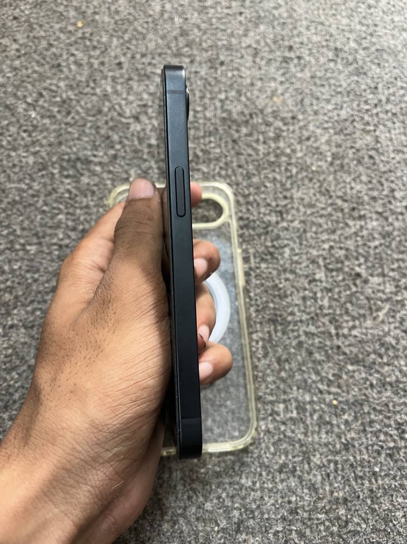 Apple iPhone 16e 5