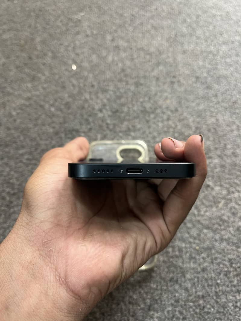 Apple iPhone 16e 6