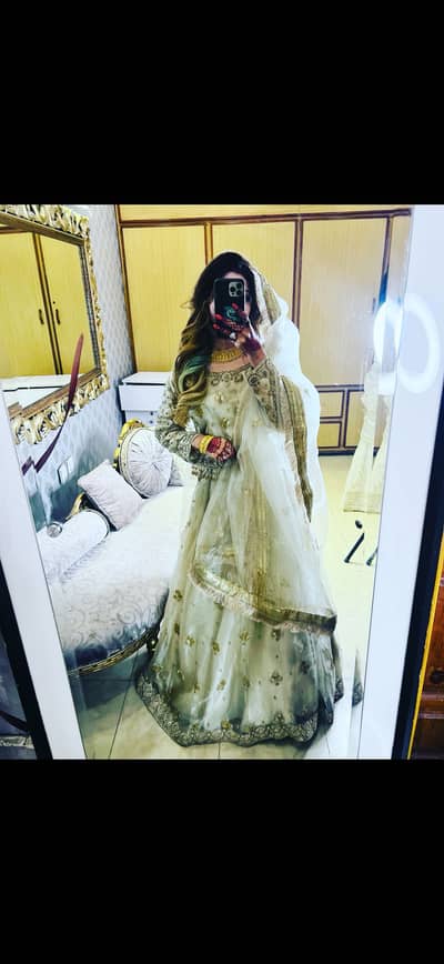 Elegant Off-White Bridal Dress – Excellent Condition